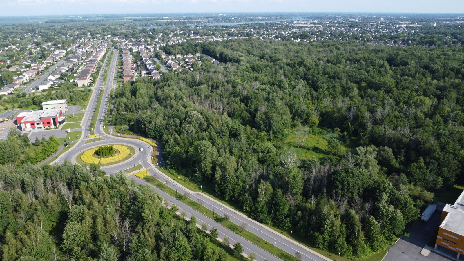 Des travaux de forage sur le site de la future école