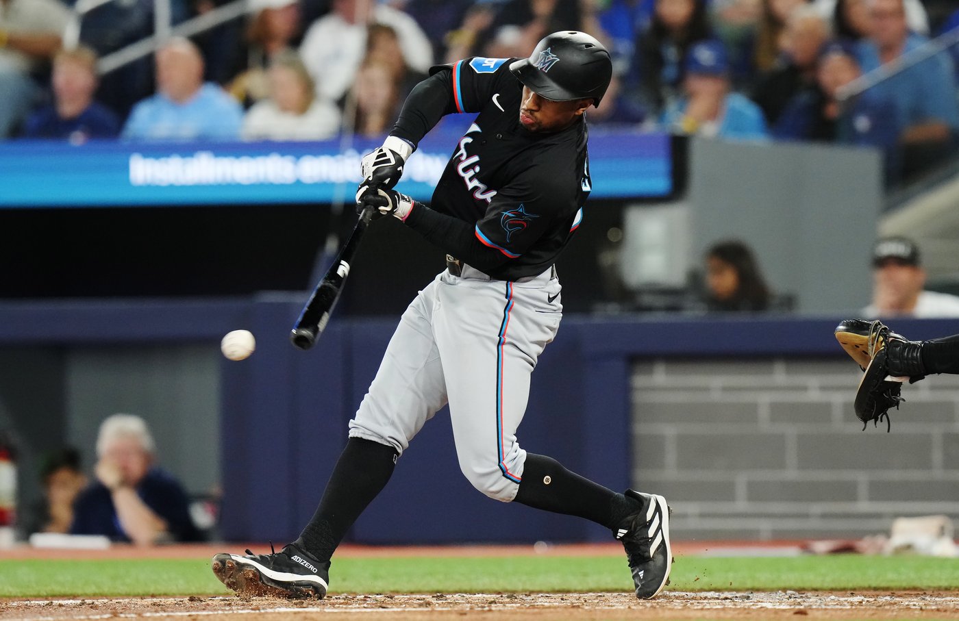 Edwards cogne trois triples et les Marlins écrasent les Blue Jays, 15-5