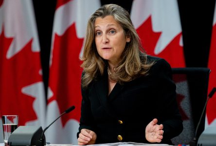 Aînés: des discussions «fructueuses» avec le Bloc et le NPD, dit Freeland