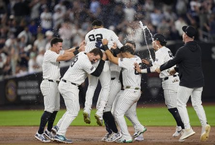 Juan Soto donne la victoire 2-1 aux Yankees en 10e manche face aux Red Sox