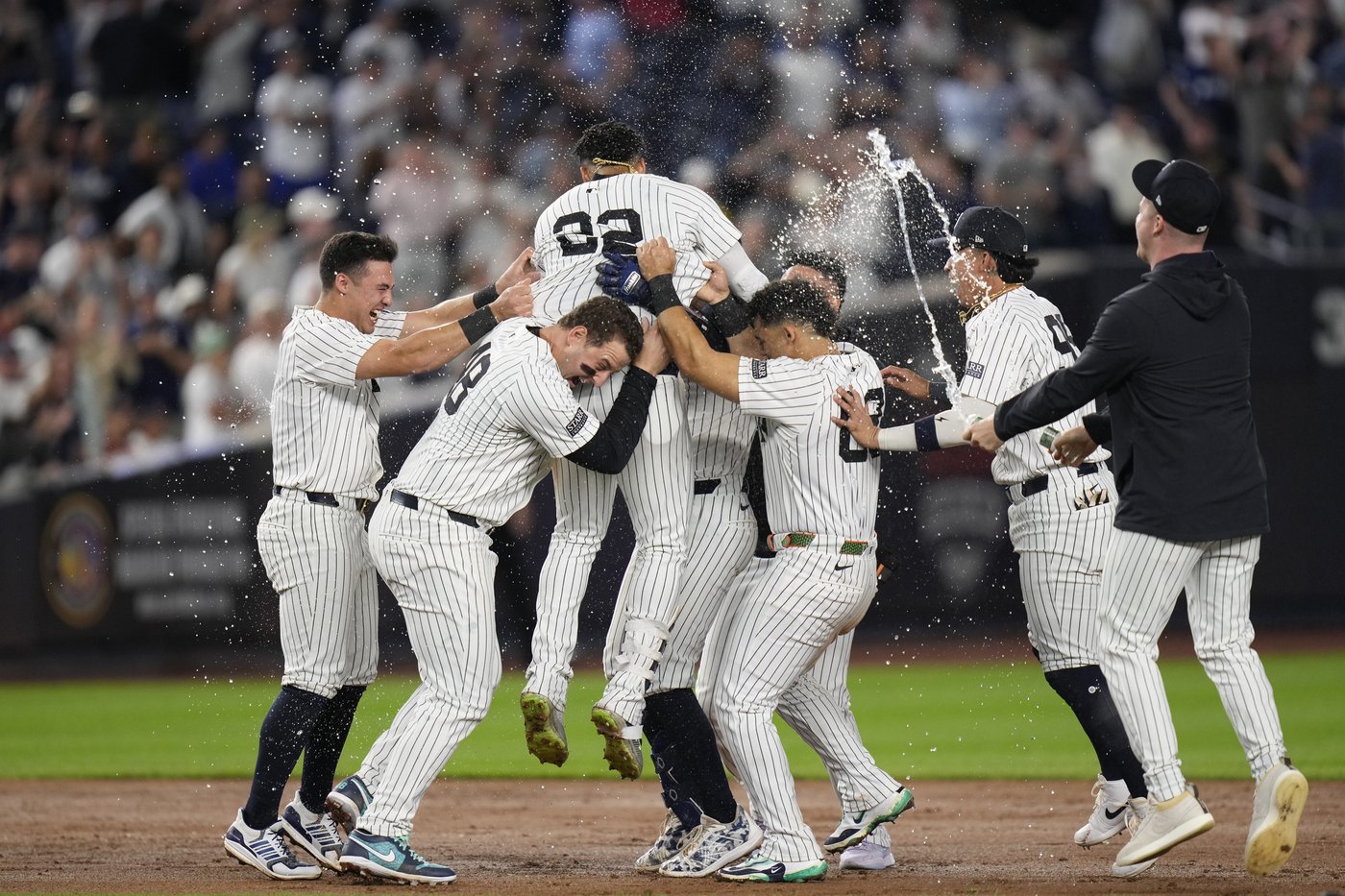 Juan Soto donne la victoire 2-1 aux Yankees en 10e manche face aux Red Sox