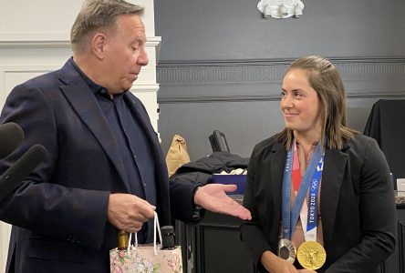 Legault rencontre la double médaillée en haltérophilie Maude Charron à Rimouski