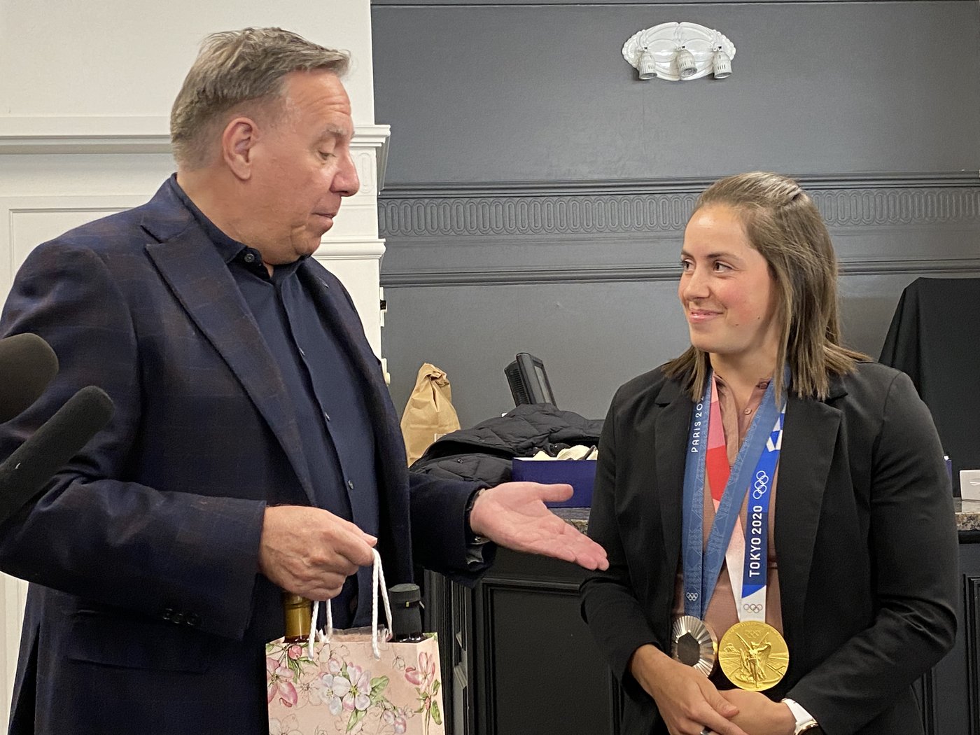 Legault rencontre la double médaillée en haltérophilie Maude Charron à Rimouski