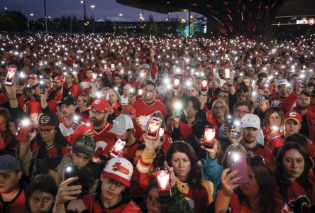 Les partisans et joueurs des Flames rendent un dernier hommage aux frères Gaudreau