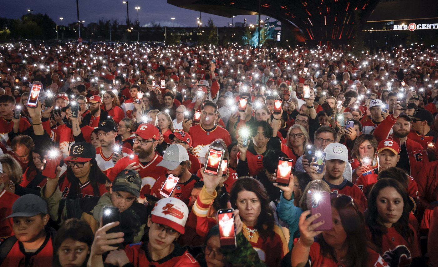 Les partisans et joueurs des Flames rendent un dernier hommage aux frères Gaudreau