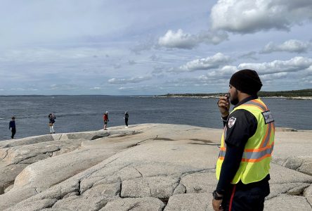 De nombreux visiteurs de la Peggy’s Cove ignorent le danger mortel de l’océan