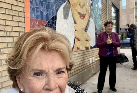 Janette Bertrand assiste avec émotion au dévoilement d’une murale lui rendant hommage