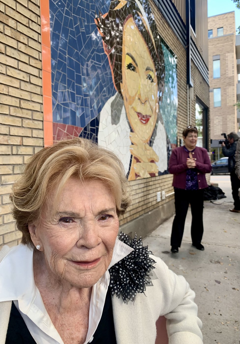 Janette Bertrand assiste avec émotion au dévoilement d’une murale lui rendant hommage