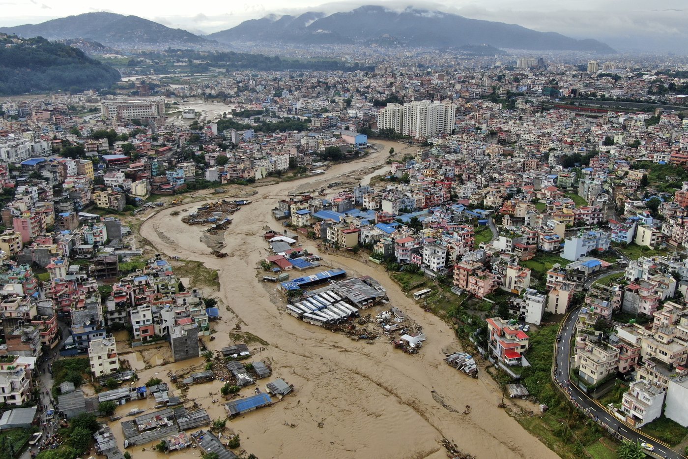 Des inondations et des glissements de terrain au Népal font au moins 129 morts