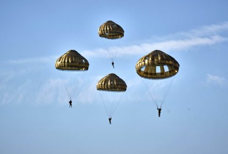 Des parachutistes néerlandais soulignent les 80 ans de l’opération Market Garden