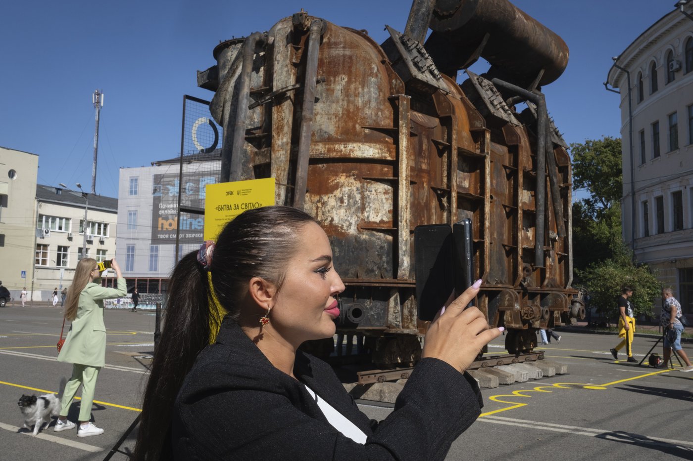 Un transformateur calciné d’une centrale ukrainienne est exposé sur une place de Kyiv