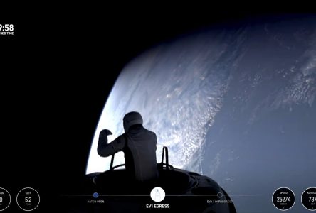 Un milliardaire sort de la capsule SpaceX lors de la première sortie spatiale privée