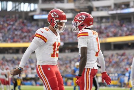 Mahomes et Kelce aident KC à gagner 17-10 contre les Chargers, après une remontée