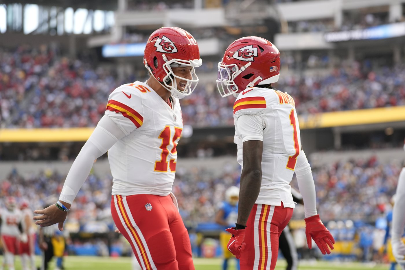 Mahomes et Kelce aident KC à gagner 17-10 contre les Chargers, après une remontée