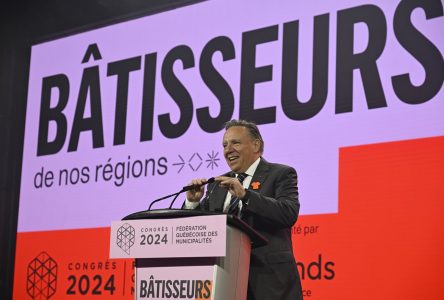 François Legault fait miroiter «une renaissance industrielle» aux régions du Québec