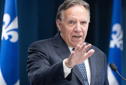 Legault demande à Poilievre de s’engager à couper l’immigration temporaire de moitié