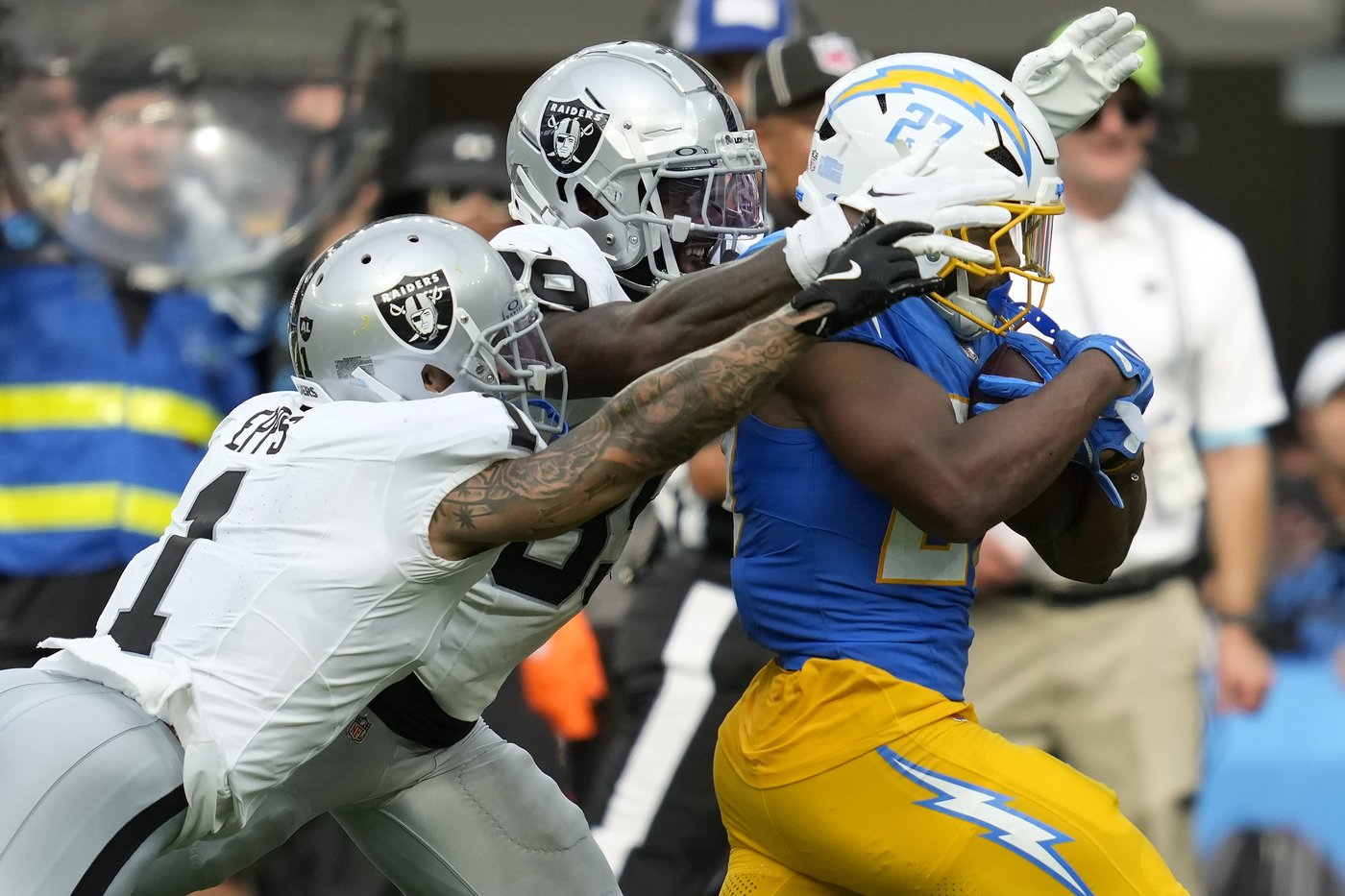 J.K. Dobbins et les Chargers défont les Raiders 22-10