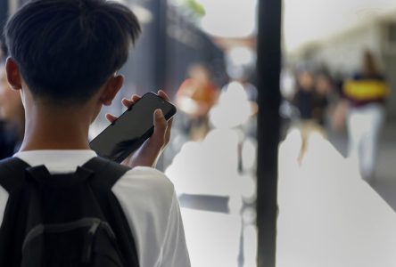 Les jeunes et les écrans: une expérimentation à grande échelle, déplore une experte