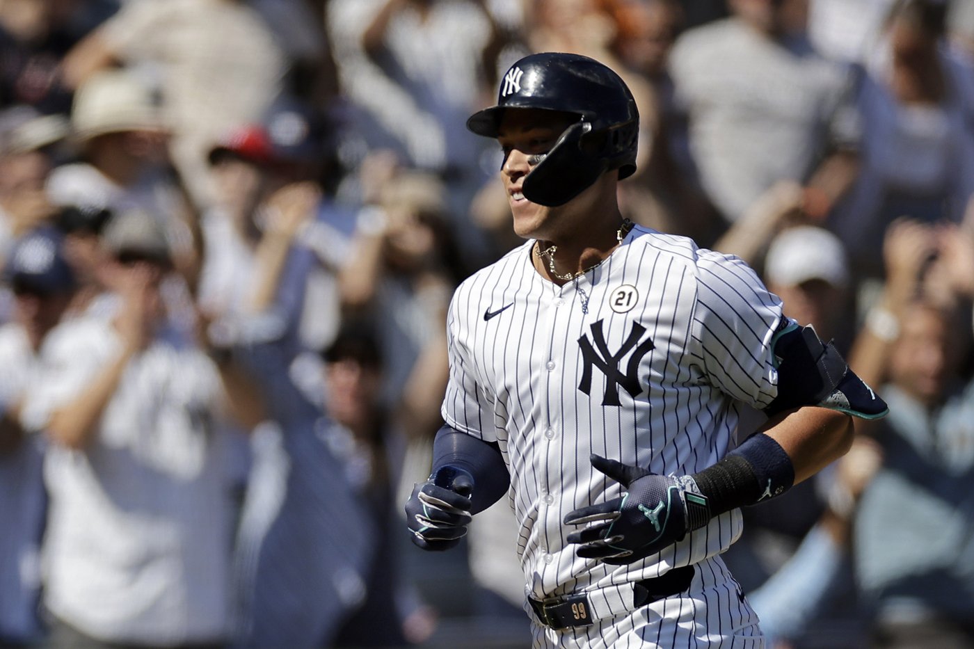 Aaron Judge frappe son 53e circuit et les Yankees battent les Red Sox 5-2