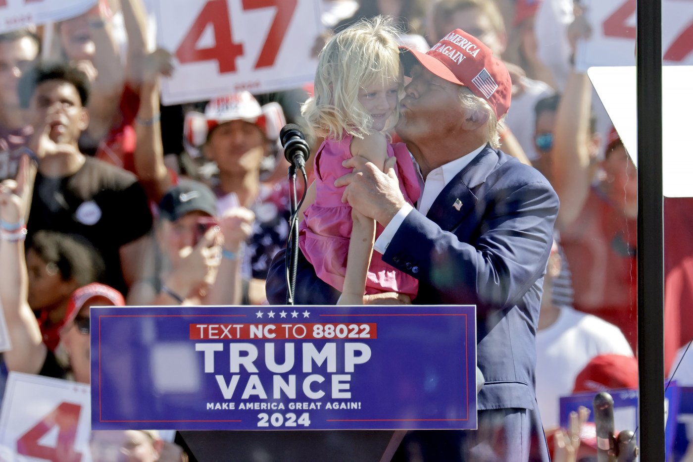 Trump cherche le vote féminin en Caroline du Nord, malgré les scandales