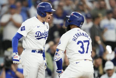 Trois circuits aident les Dodgers à battre les Yankees 4-2 lors du deuxième match