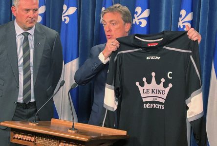 Le PLQ donne un chandail «King des déficits» à Legault