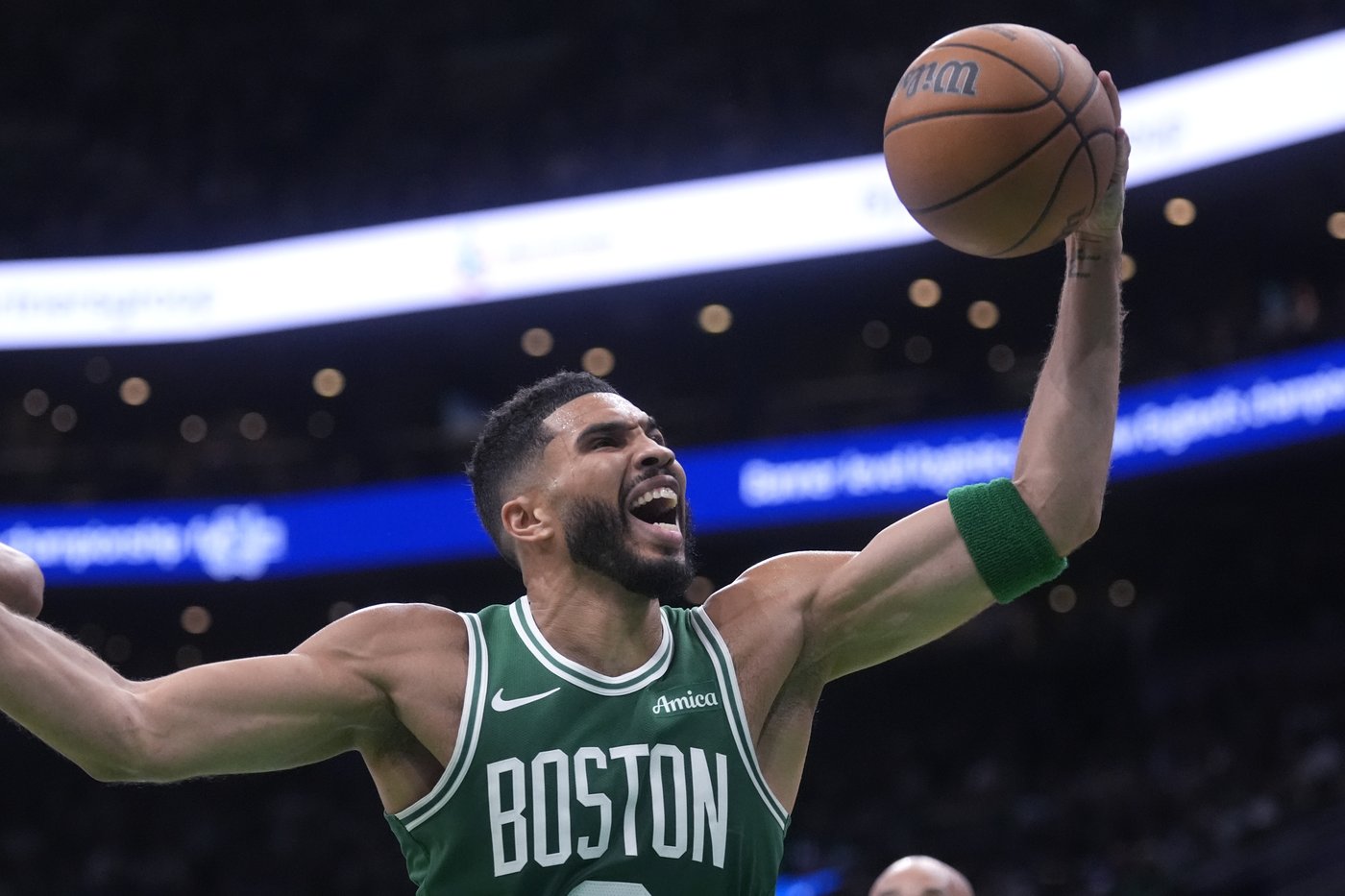 Tatum et les Celtics corrigent les Knicks lors du premier match de la saison