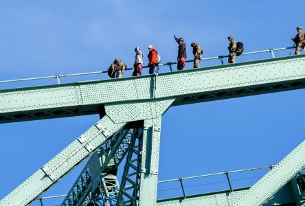 Les deux écologistes qui ont escaladé le pont Jacques-Cartier sont accusés