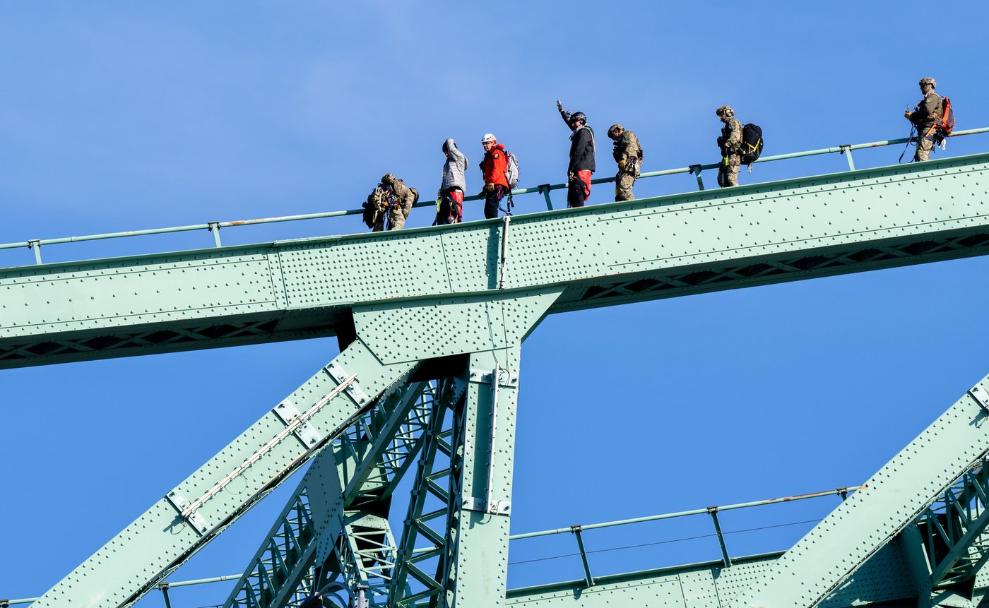 Les deux écologistes qui ont escaladé le pont Jacques-Cartier sont accusés