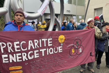 «Précarité énergétique»: manifestation contre le PL69 devant le bureau de Legault