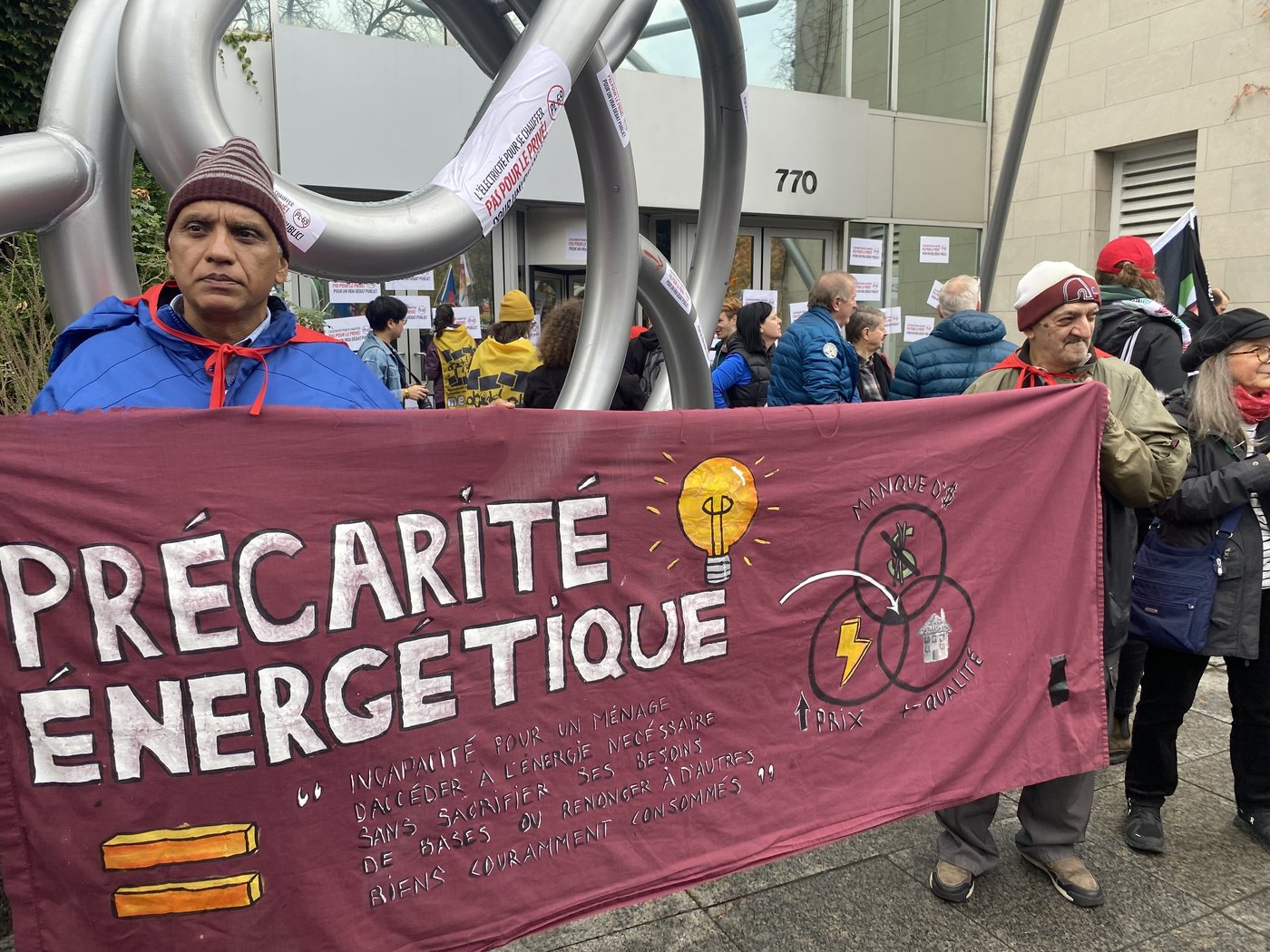 «Précarité énergétique»: manifestation contre le PL69 devant le bureau de Legault