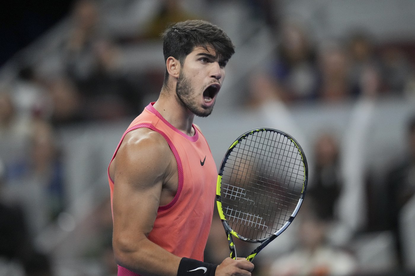 Alcaraz défait Sinner 6-7 (6), 6-4, 7-6 (3) en finale et remporte l’Omnium de Chine