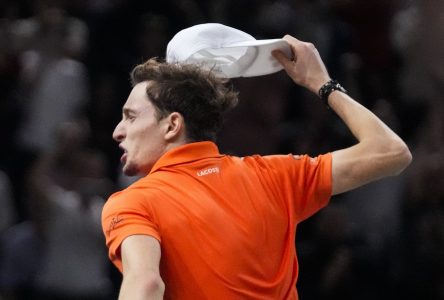 Humbert surprend Alcaraz pour rejoindre Zverev et Tsitsipas en quarts à Paris