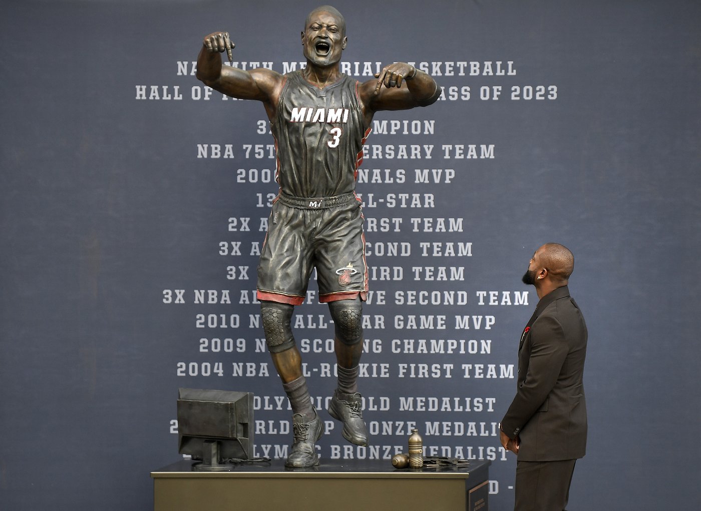 Le Heat dévoile une statue en hommage à Dwyane Wade devant l’amphithéâtre