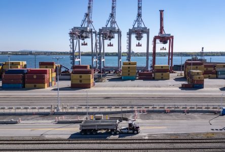 Port de Montréal: les débardeurs refuseront de faire des heures supplémentaires