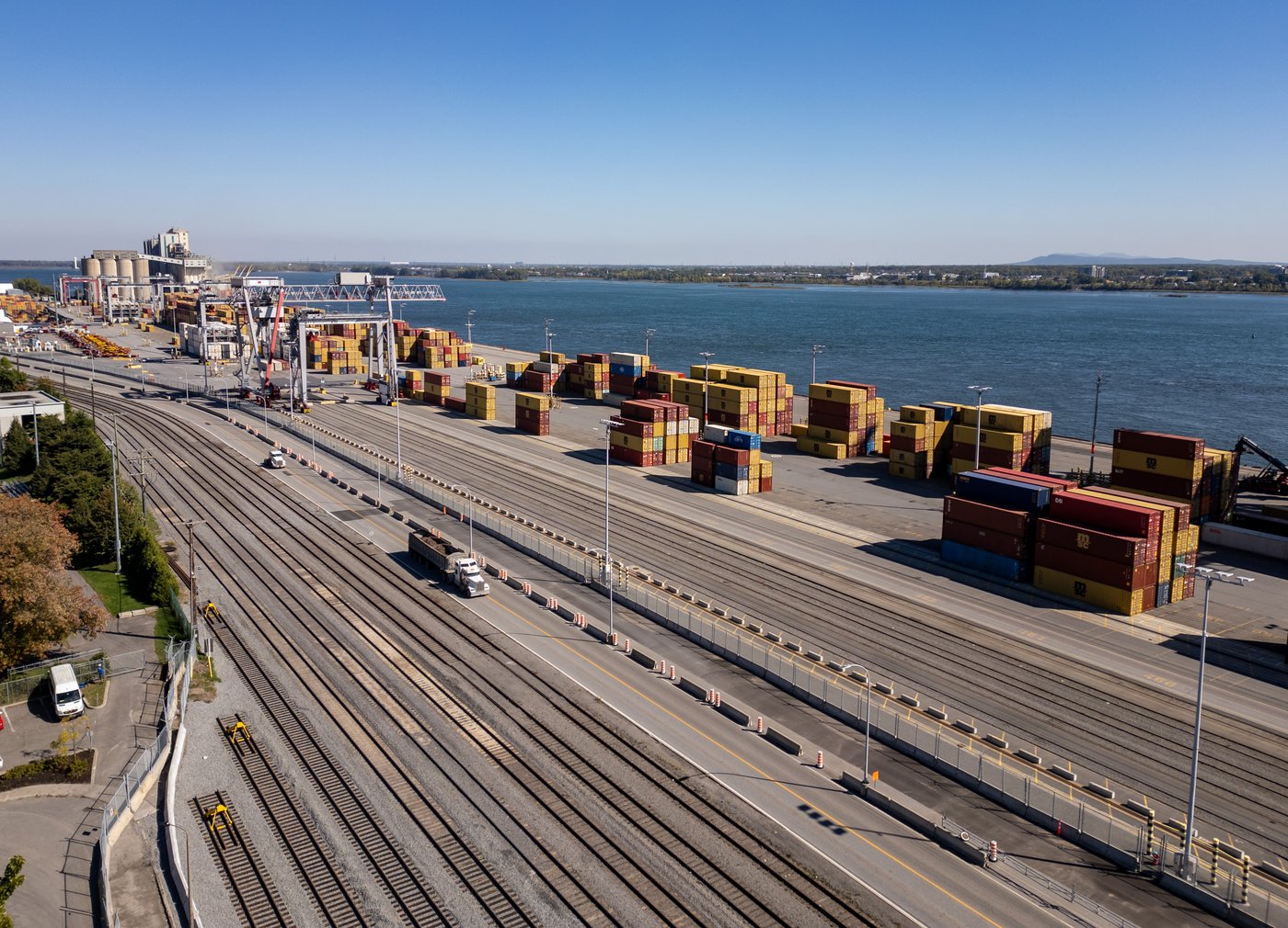 Port de Montréal: la grève partielle et illimitée des débardeurs a débuté