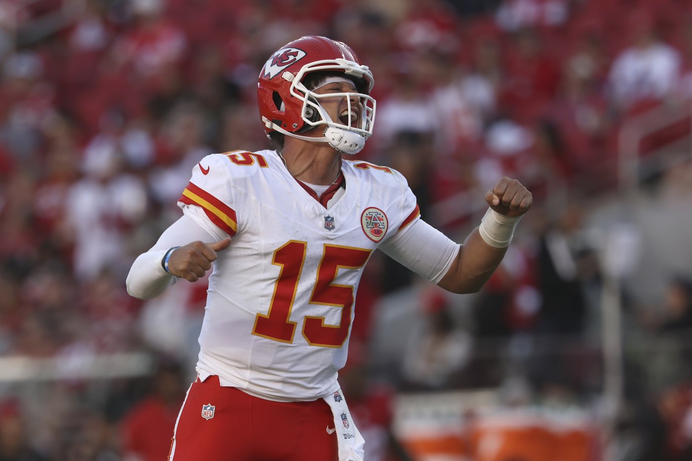 Mahomes et les Chiefs demeurent invaincus en battant les 49ers 28-18