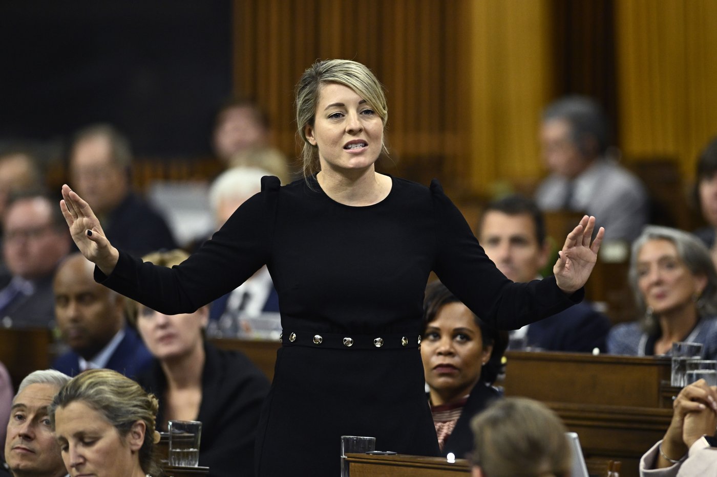 Échange tendu entre Pierre Poilievre et Mélanie Joly sur l’antisémitisme