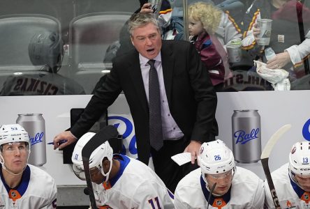 Les Islanders défont l’Avalanche 6-2 à l’occasion du retour de Patrick Roy à Denver