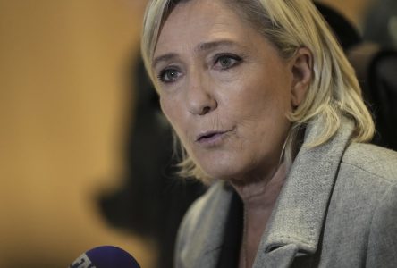 Marine Le Pen comparaît devant un tribunal pour détournement de fonds de l’UE