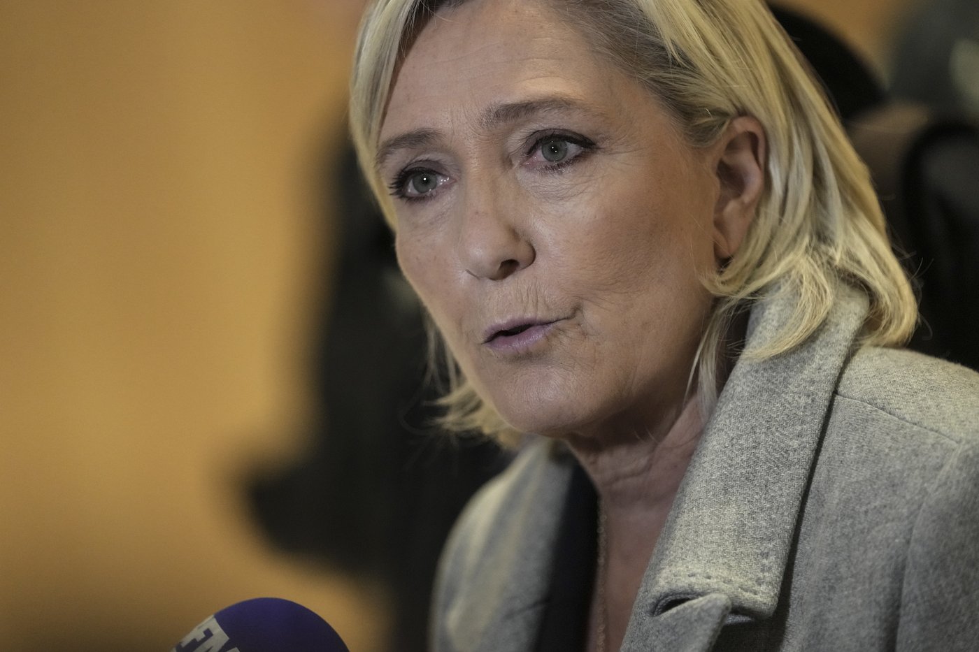 Marine Le Pen comparaît devant un tribunal pour détournement de fonds de l’UE