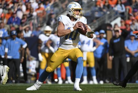 Justin Herbert mène les Chargers à une victoire de 23-16 sur les Broncos