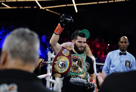 Artur Beterbiev défait Dmitrii Bivol et devient champion unifié des mi-lourds