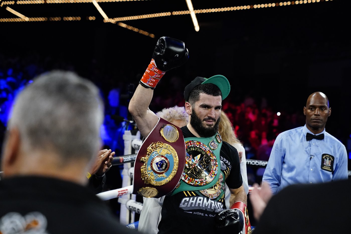 Artur Beterbiev défait Dmitrii Bivol et devient champion unifié des mi-lourds