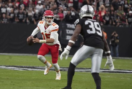 Mahomes et les Chiefs restent invaincus en 7 matches, battant Las Vegas 27-20