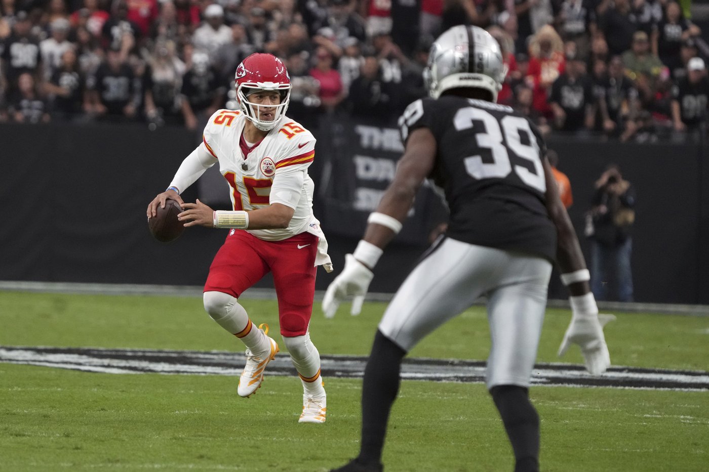 Mahomes et les Chiefs restent invaincus en 7 matches, battant Las Vegas 27-20