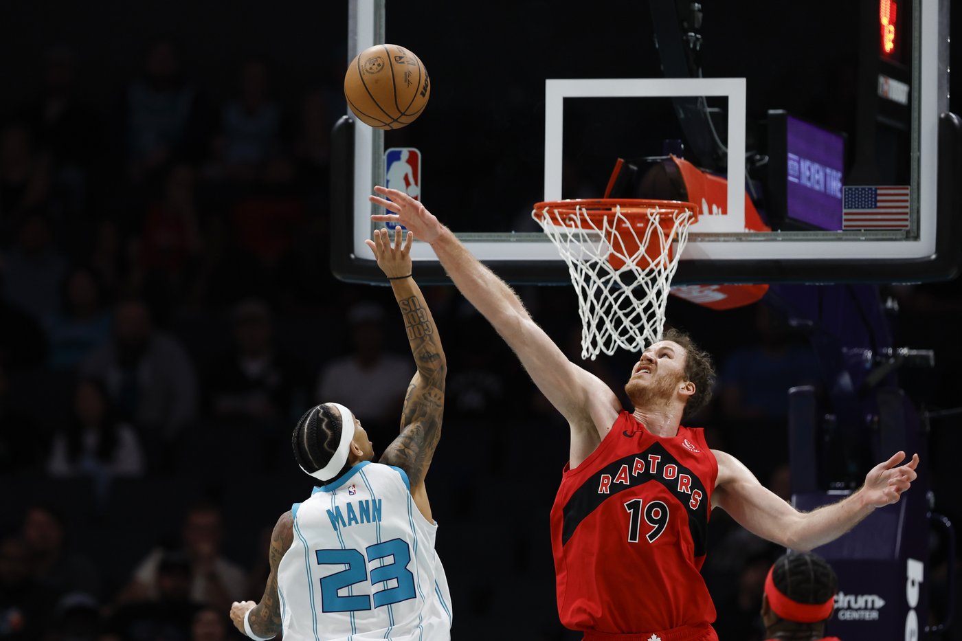 Tre Mann marque 27 points et les Hornets ont raison des Raptors 138-133