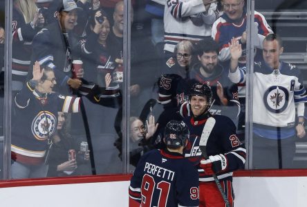 Les Jets écrasent les Sharks 8-3 et demeurent invaincus cette saison