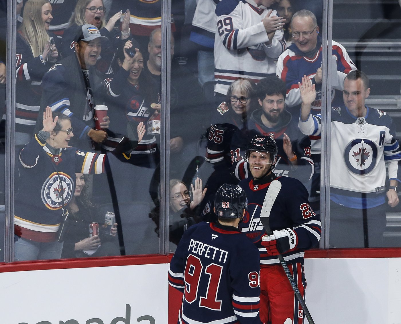 Les Jets écrasent les Sharks 8-3 et demeurent invaincus cette saison