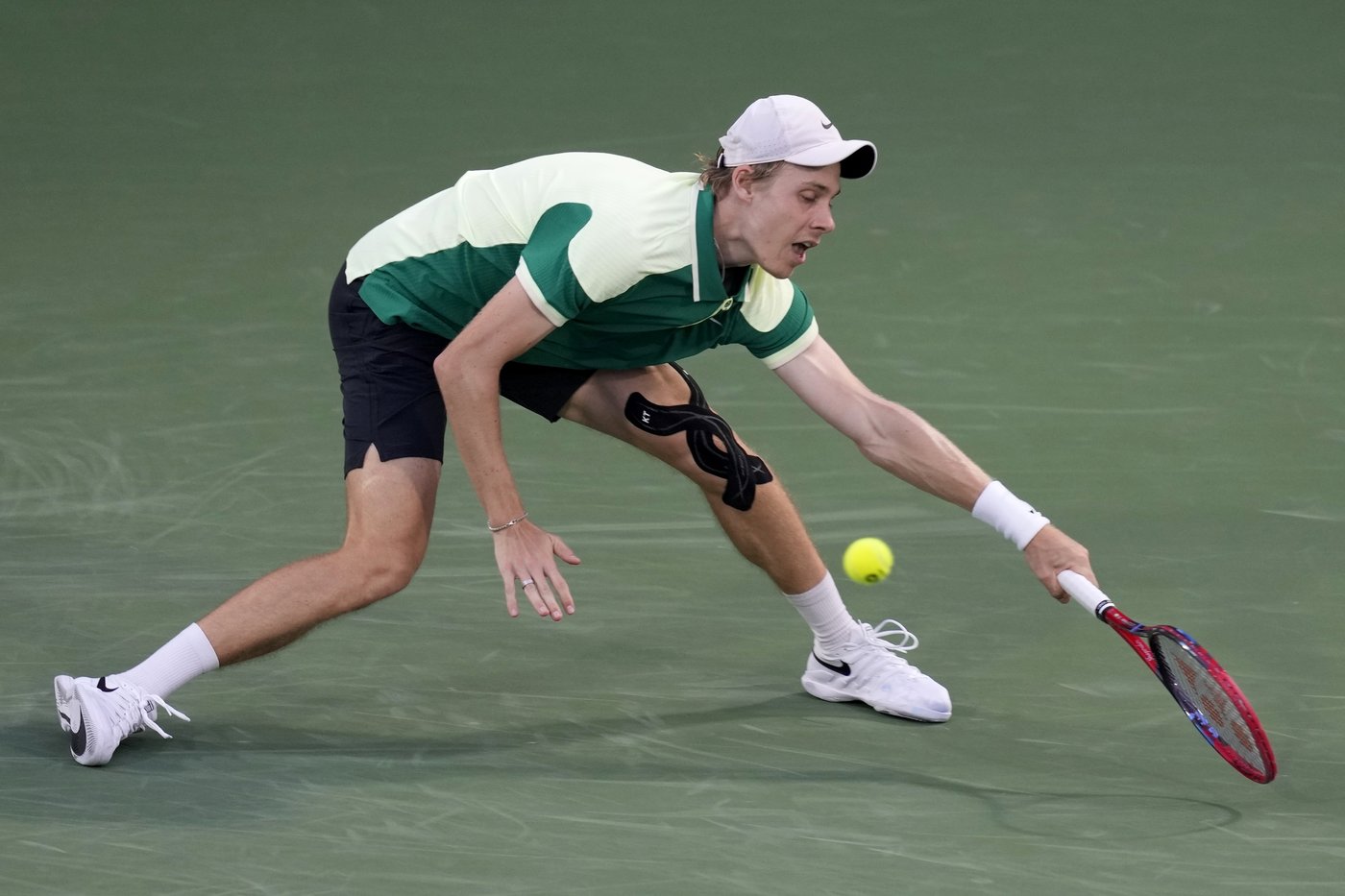 Shapovalov atteint les quarts de finale à Bâle; Auger-Aliassime s’incline